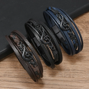 Mehrlagiges Lederarmband für Herren mit mattschwarzen Notenschlüssel-Anhängern