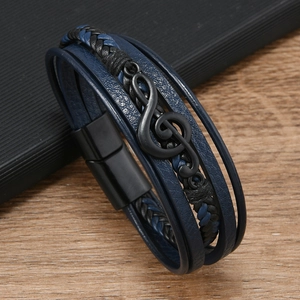Nahaufnahme des mehrlagigen Lederarmbands mit matter Musiknote aus Metall und Magnetverschluss