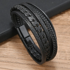 Détail du bracelet multicouche en cuir tressé noir avec fermoir magnétique en métal