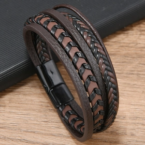 Détail d'un bracelet en cuir tressé multicouche avec fermoir magnétique noir