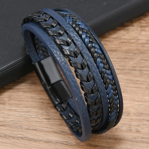 Détail d'un bracelet en cuir tressé multicouche avec fermoir magnétique noir