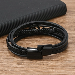 Nahaufnahme eines schwarzen mehrlagigen Lederarmbands für Herren mit mattem Metallverschluss