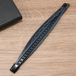 Détail du bracelet en cuir tressé multicouche bleu et noir avec fermoir magnétique noir