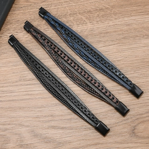 Gros plan de bracelets en cuir tressé multicouches avec fermoirs magnétiques noirs