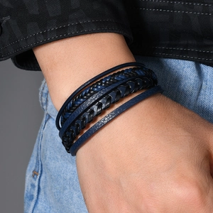 Bracelet multicouche en cuir tressé pour homme avec fermoir magnétique porté au poignet