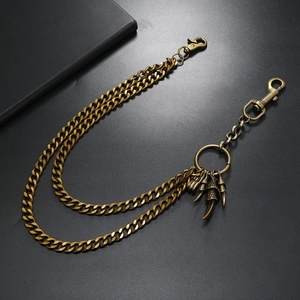 Détail d'une chaîne de pantalon vintage à plusieurs couches avec pendentif griffe d'aigle