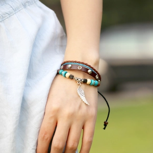 Bracciale multistrato in pelle bohémien con ciondolo ad ala argento e perline colorate