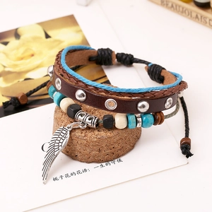 Bracciale multistrato in pelle boho con perline blu e ciondolo a piuma d'argento