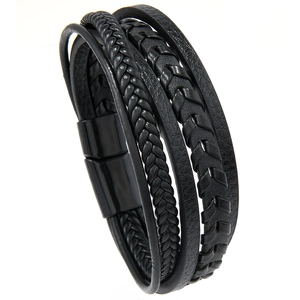 Bracelet multicouche pour hommes en cuir tressé noir avec fermoir magnétique sur fond blanc