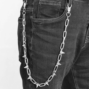 Gros plan d'une chaîne de pantalon punk argentée avec pointes et fermoirs mousquetons