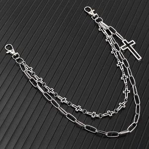 Détail de la chaîne de taille punk argentée à double épaisseur avec pendentifs croix et maillons