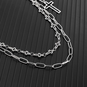 Collier double couche style hip-hop avec breloques croix noires et grand pendentif métal