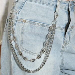 Chaîne de pantalon punk argentée à double couche avec fermoirs sur jean bleu