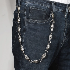 Chaîne de pantalon punk avec crânes en métal argenté sur un jean en denim bleu