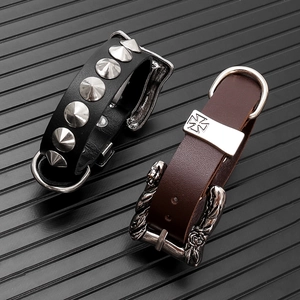 Bracciali punk in pelle con punte argentate e fibbia vintage a croce visti da 45 gradi