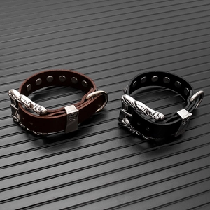 Dettaglio di bracciali punk in pelle con fibbie regolabili e rivetti argentati