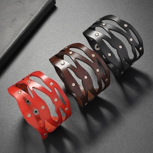 Bracelets larges en cuir avec rivets et motifs ajourés en rouge, marron et noir