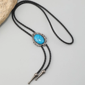 Detail der Bohème-Bolo-Krawatte mit ovalem Türkisstein und silbernem Vintage-Verschluss