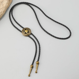 Detail der Vintage-Bolo-Krawatte mit Pentagramm-Schnitzerei und schwarzer Kordel