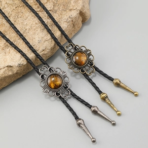 Cravate bolo rétro à pendentif fleur avec cordon en cuir tressé et embouts gravés