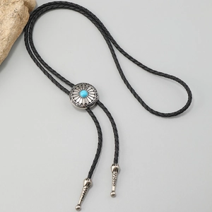 Λεπτομέρεια μποέμ bolo tie με τιρκουάζ λουλούδι σε μαύρο πλεκτό κορδόνι