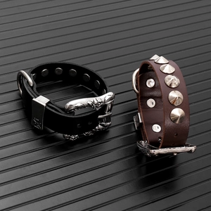 Dettagli di bracciali in pelle punk con rivetti, borchie argentate e fibbie con rilievo gotico