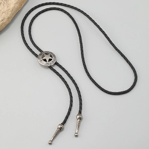 Detailansicht eines Vintage-Bolo-Tie mit Stern-Gravur und schwarz geflochtener Kordel