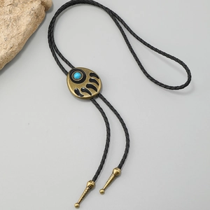 Detalle de corbata bolo bohemia con colgante de garra de oso turquesa y cordón de cuero