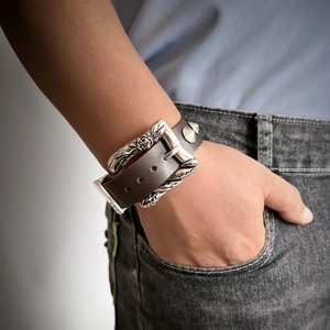 Bracciale largo in pelle punk con fibbia argentata vintage incisa per uomo