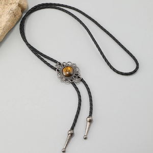 Détail de la cravate bolo vintage avec pierre oeil de tigre et boucle en métal ciselé