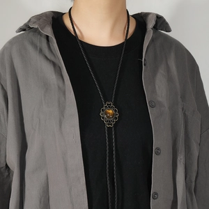 Cravate bolo vintage avec pendentif fleur et oeil de tigre sur cordon en cuir tressé
