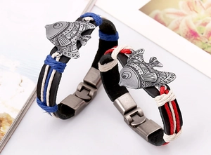 Detailansicht der Fisch-Legierung Anhänger an geflochtenen Lederarmbändern mit Baumwollschnur