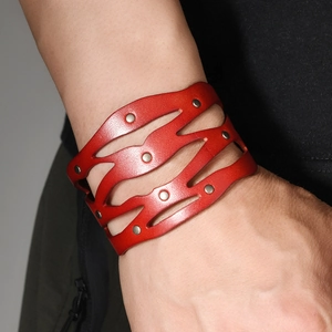 Bracelet large en cuir rouge découpé avec rivets argentés style punk pour hommes et femmes