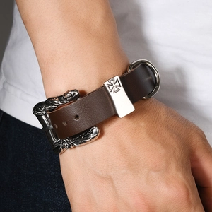 Bracciale punk da uomo in pelle marrone scuro con fibbia in metallo a croce d'argento