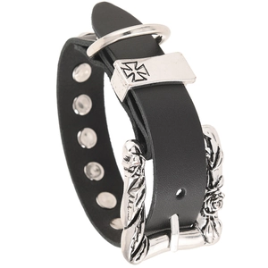 Bracciale punk in pelle nera con croce d'argento e fibbia metallica a rilievo rosa