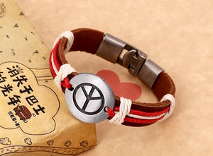 Detail eines Retro-Lederarmbands mit Friedenszeichen und praktischem Steckverschluss