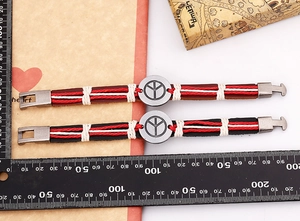 Detailansicht der Retro-Lederarmbänder mit Friedenssymbol und Skala zur Größenmessung