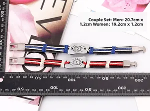 Détail de bracelets de couple en cuir tressé avec breloques soleil et lune et fermoir en T
