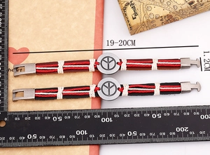 Makroaufnahme der Lederarmbänder mit Friedenszeichen, Breite 1,2 cm und Länge 19-20 cm