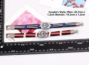 Vue détaillée de bracelets de couple en cuir tressé avec breloques de paix et règle