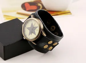 Macro del cinturino punk in pelle larga con rivetti in bronzo e quadrante a stella