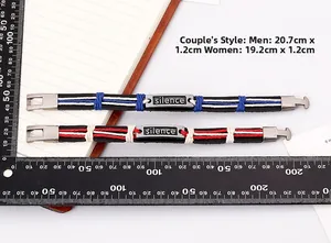 Détail de bracelets en cuir tressé pour couples avec gravure silence et règle de mesure