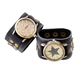 Orologio da Polso da Uomo Retro Punk in Pelle Larga Cinturino Vintage Borchie Quarzo Polsino Orologio Geometrico Motivo a Stella Gioielli Moda
