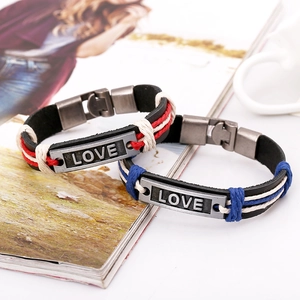 Handgefertigte geflochtene Lederarmbänder LOVE in Rot und Blau mit Metallschließe