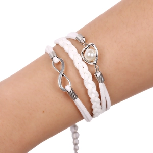 Bracelet multicouche blanc avec symbole de l'infini et pendentif perle en cœur
