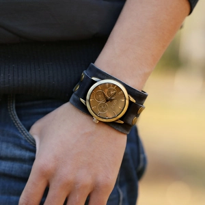 Orologio da uomo vintage al quarzo con cinturino largo in pelle e borchie in bronzo