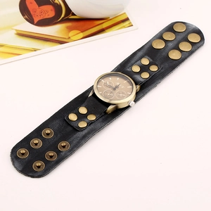 Orologio punk vintage da uomo con cinturino largo in pelle nera, borchie e quadrante dorato