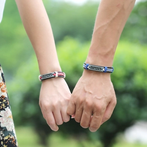 Bracelets de couple minimalistes en cuir tressé avec plaques métalliques gravées rouge bleu