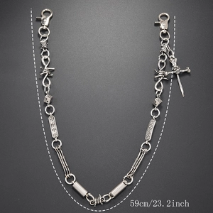 Detail der 59cm Punk-Hosenkette mit Stacheldraht-Gliedern, Totenkopfkreuz und Würfeln