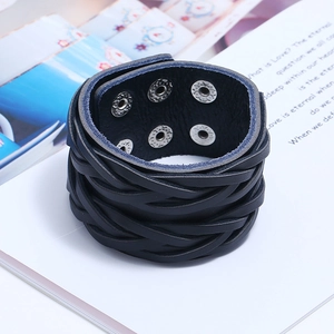 Dettaglio del bracciale in pelle multistrato nera con bottoni automatici in metallo regolabili